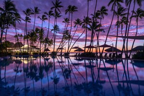 3 outdoor pools, pool umbrellas, sun loungers - Shangri-La Yanuca Island, Fiji (Yanuca Island)