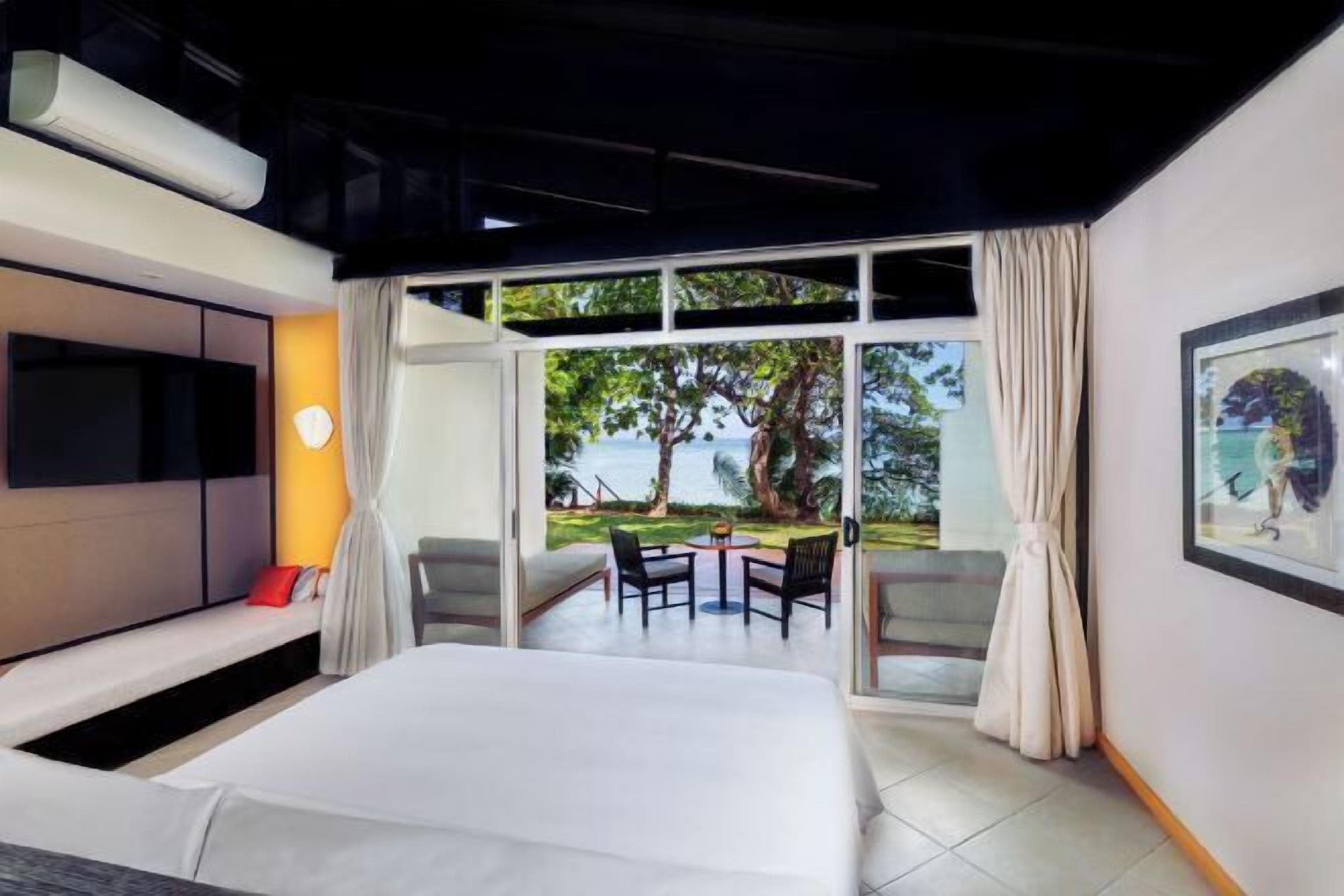 Premium bedding, in-room safe, desk, laptop workspace