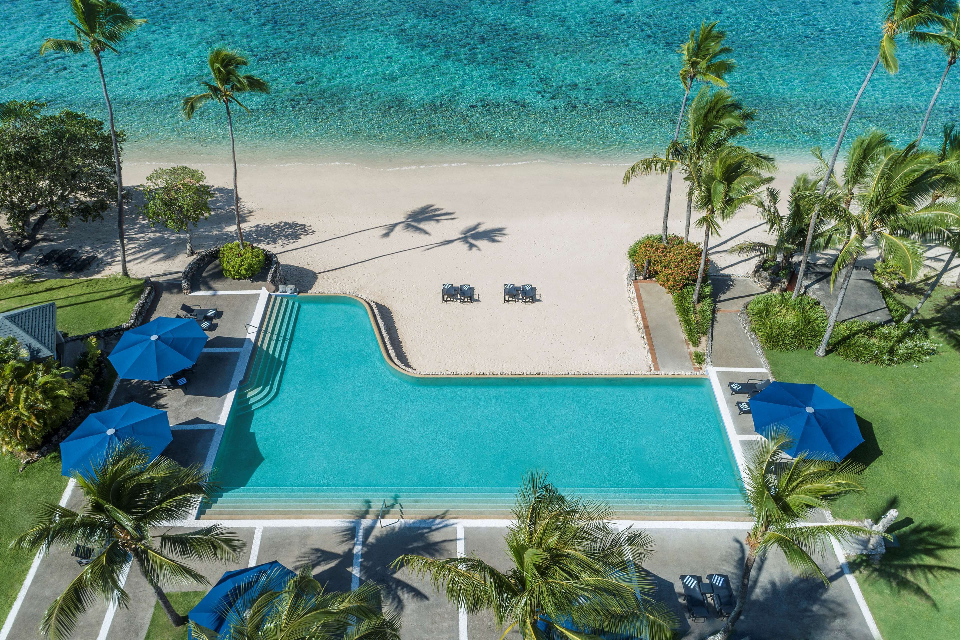 3 piscines extérieures, parasols de plage, chaises longues