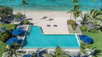3 piscines extérieures, parasols de plage, chaises longues