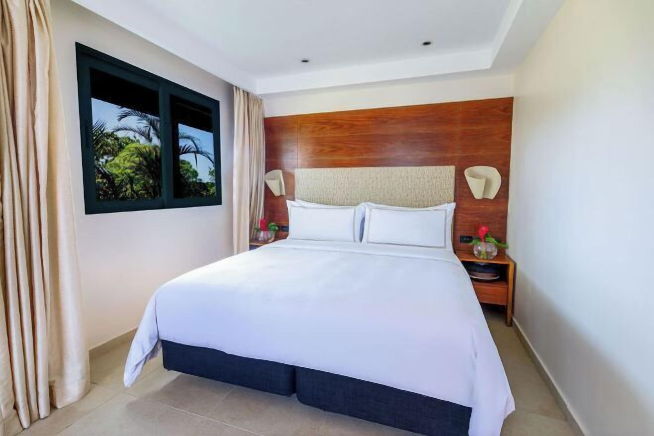 Premium bedding, in-room safe, desk, laptop workspace