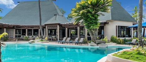 3 piscines extérieures, parasols de plage, chaises longues