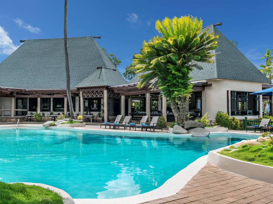 3 buitenzwembaden, parasols voor strand/zwembad