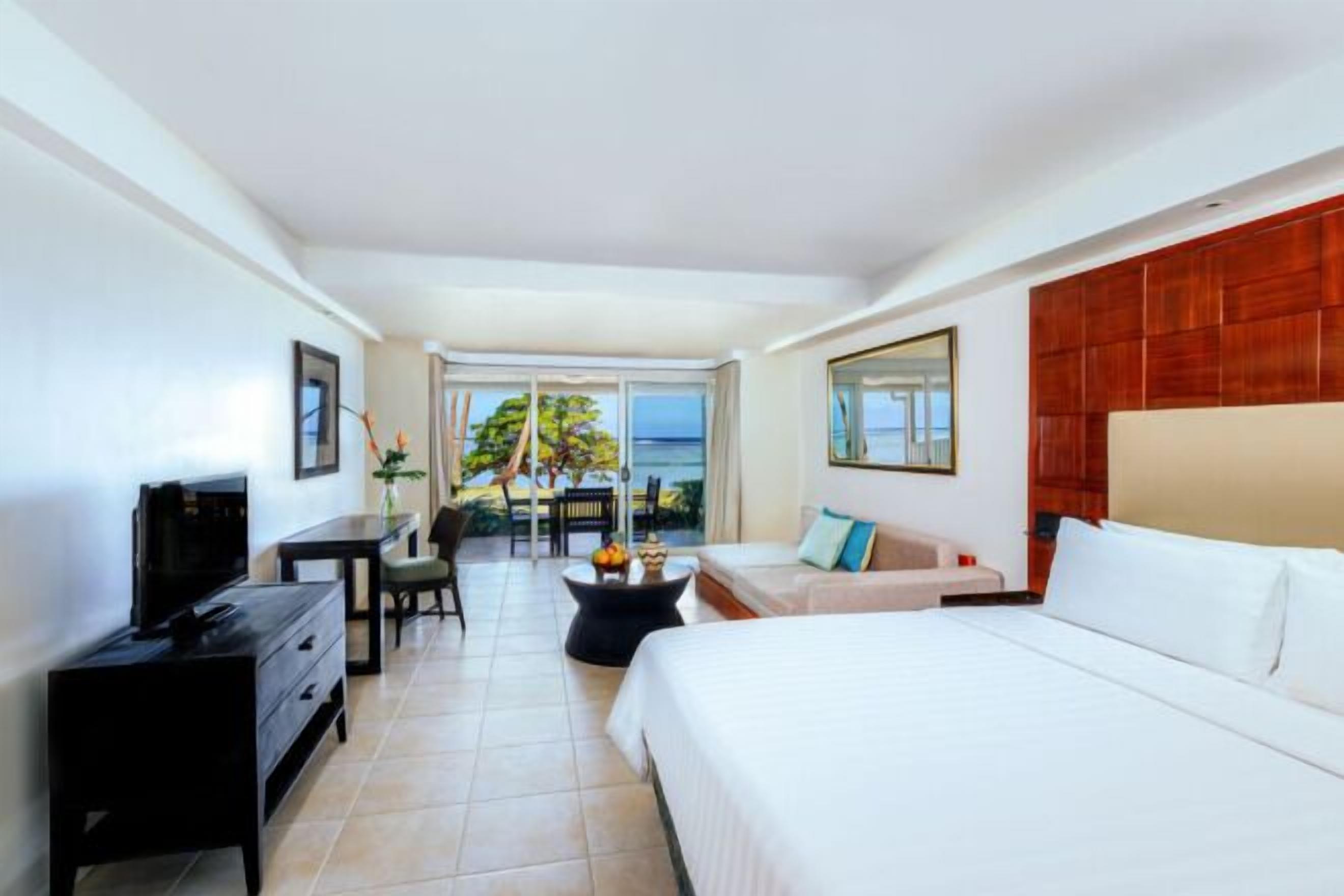 Premium bedding, in-room safe, desk, laptop workspace