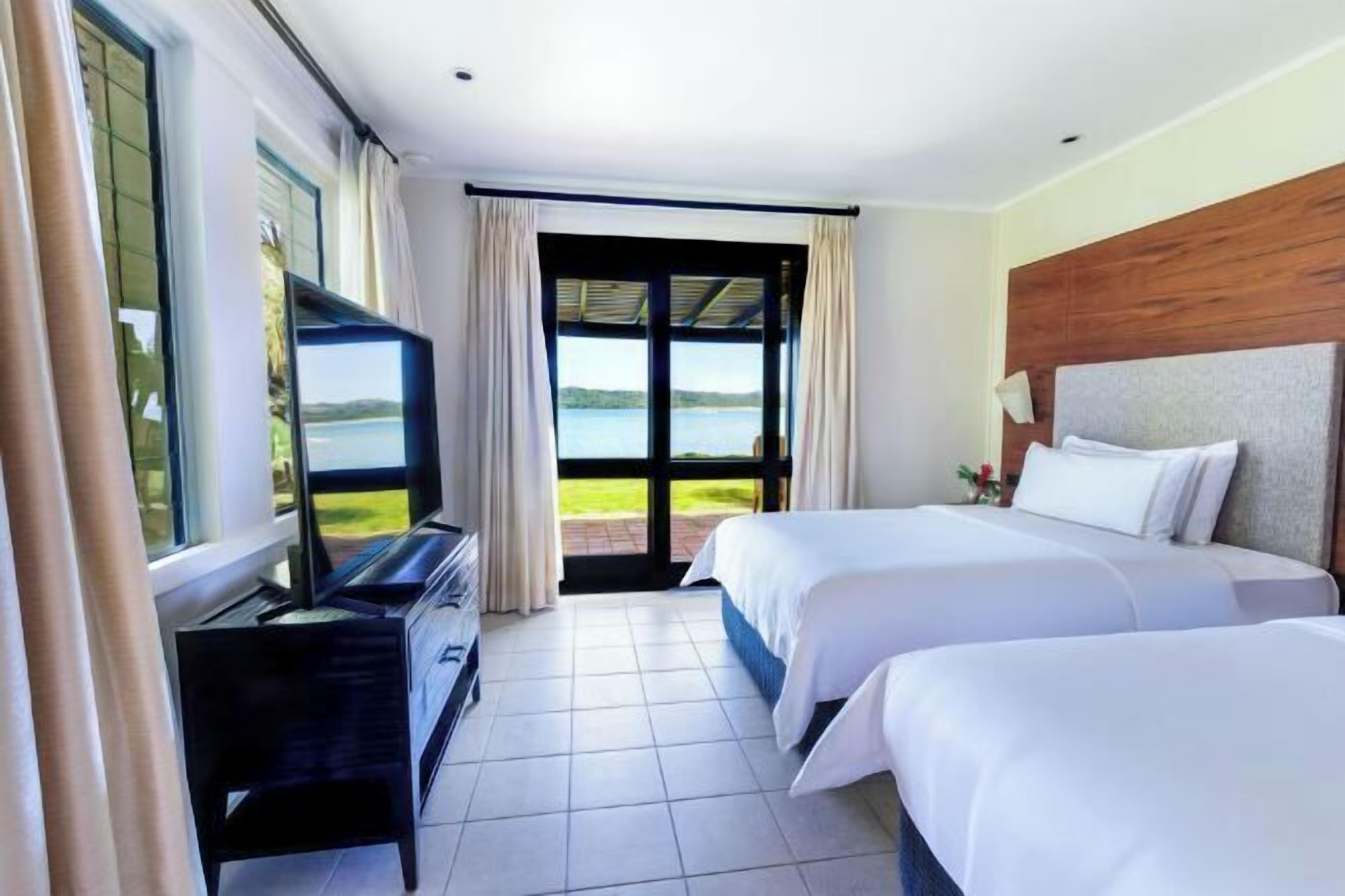 Premium bedding, in-room safe, desk, laptop workspace