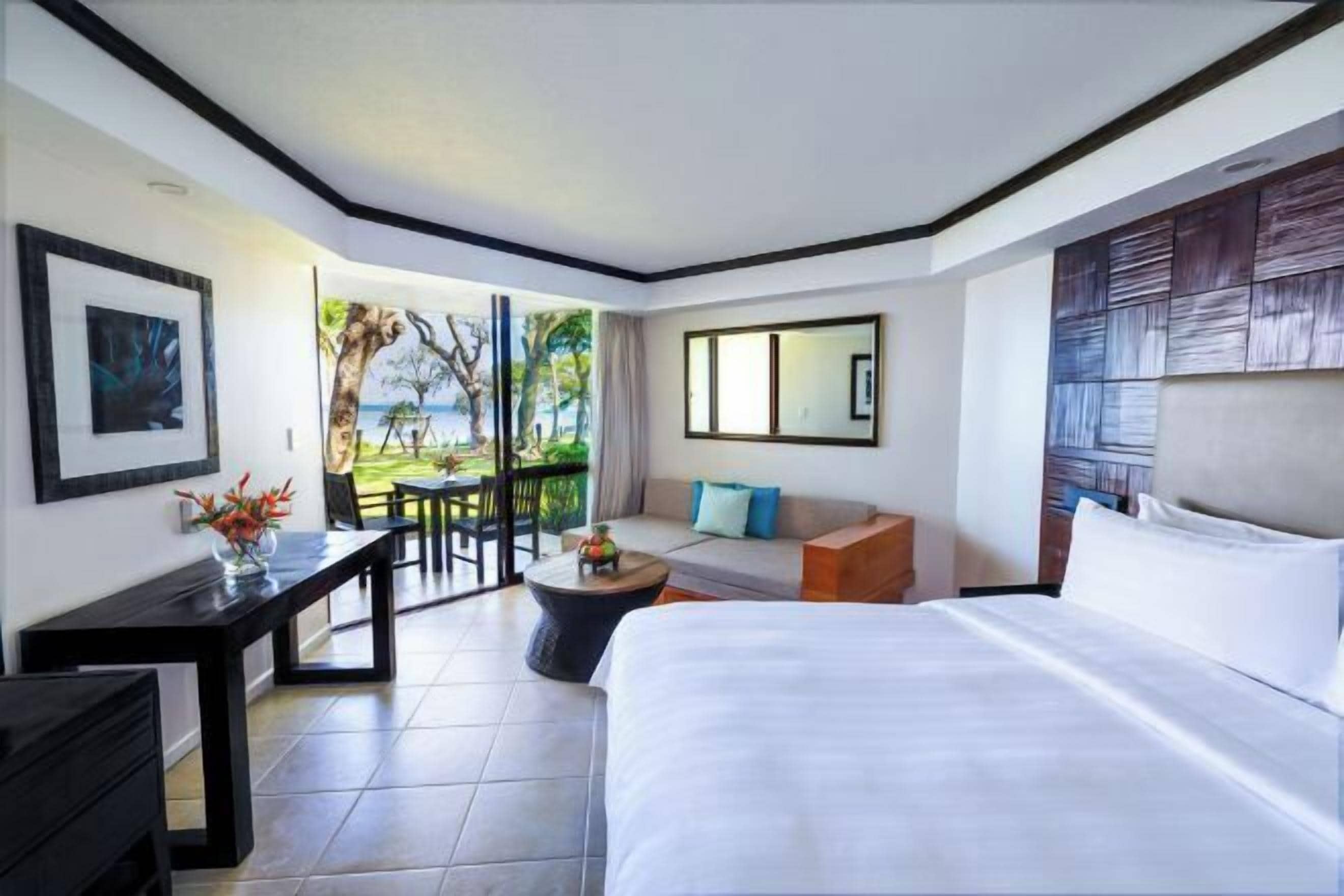 Premium bedding, in-room safe, desk, laptop workspace