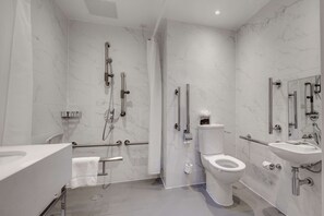  milieuvriendelijk toiletgerief, een haardroger, handdoeken