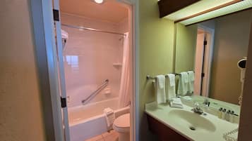 Chambre Standard, 2 grands lits, vue océan | Salle de bain | Ensemble douche/baignoire, articles de toilette gratuits, sèche-cheveux