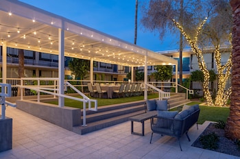 BBQ/picnic area at Hotel Adeline, Scottsdale, a Tribute Portfolio Hotel