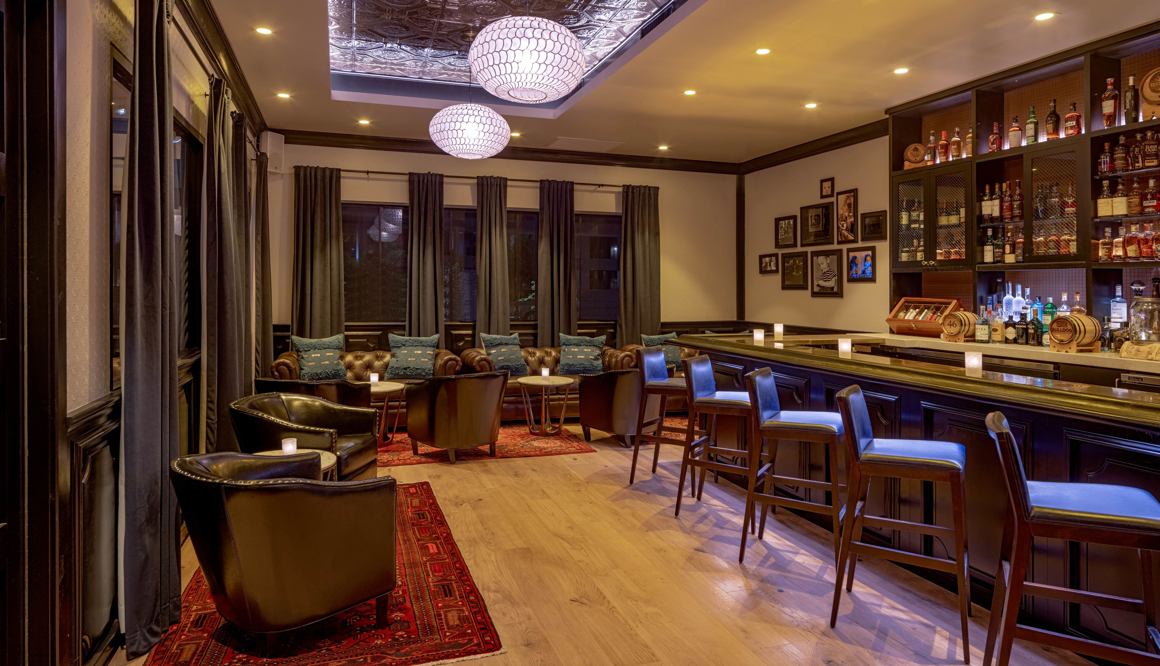 2 bars/lounges, poolside bar