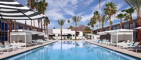 Kolam renang outdoor, dengan cabana (dengan biaya tambahan)