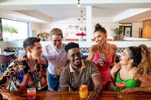 2 bares/lounges, bar ao lado da piscina