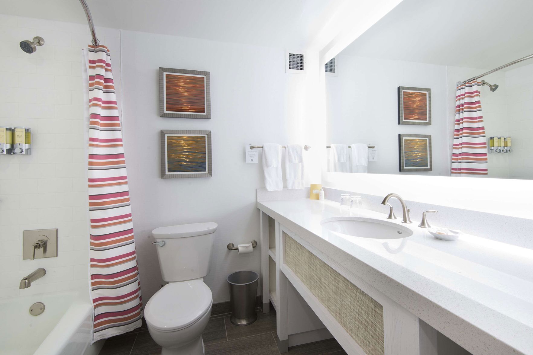 Baño | Artículos de higiene personal gratuitos, secador de pelo y toallas