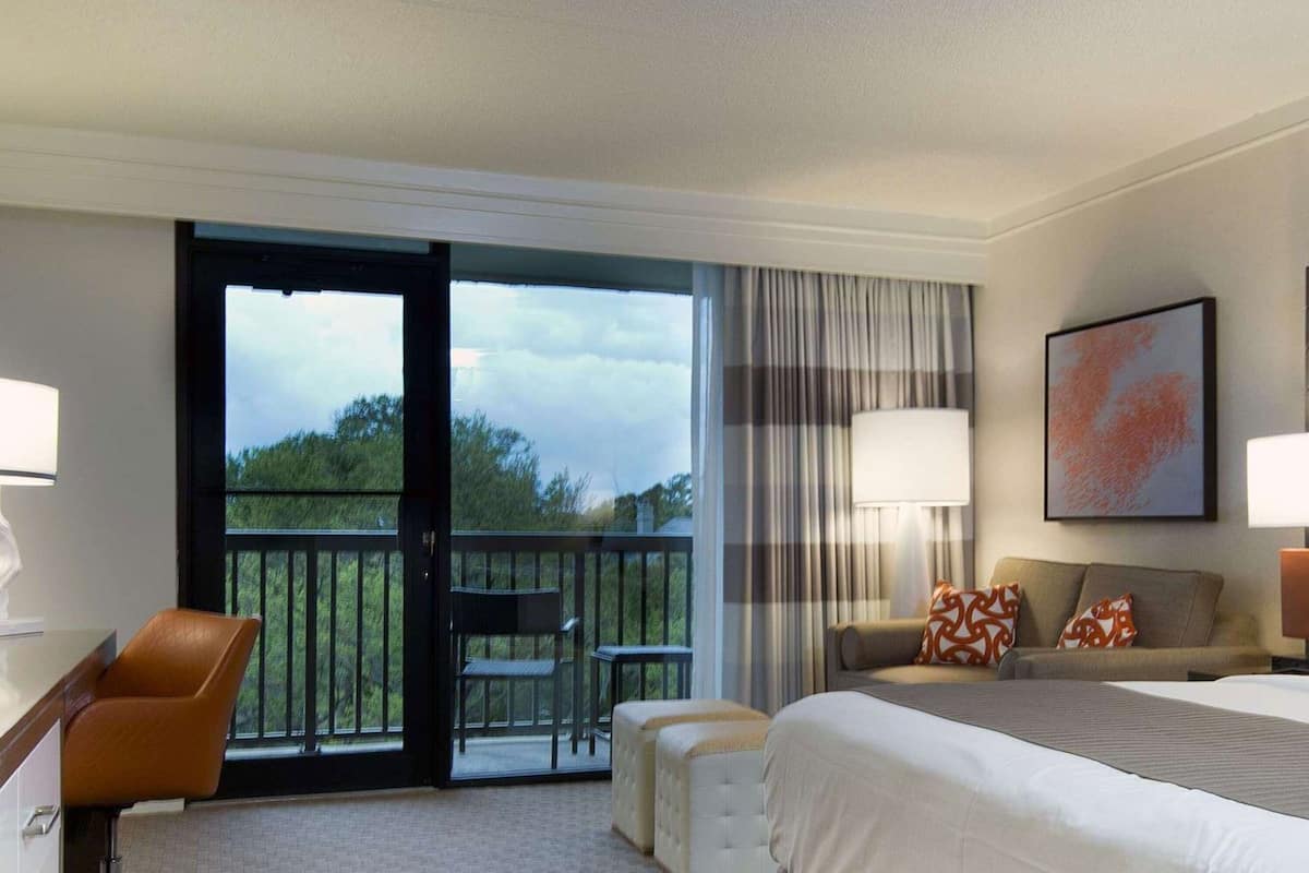 Premium bedding, in-room safe, desk, laptop workspace