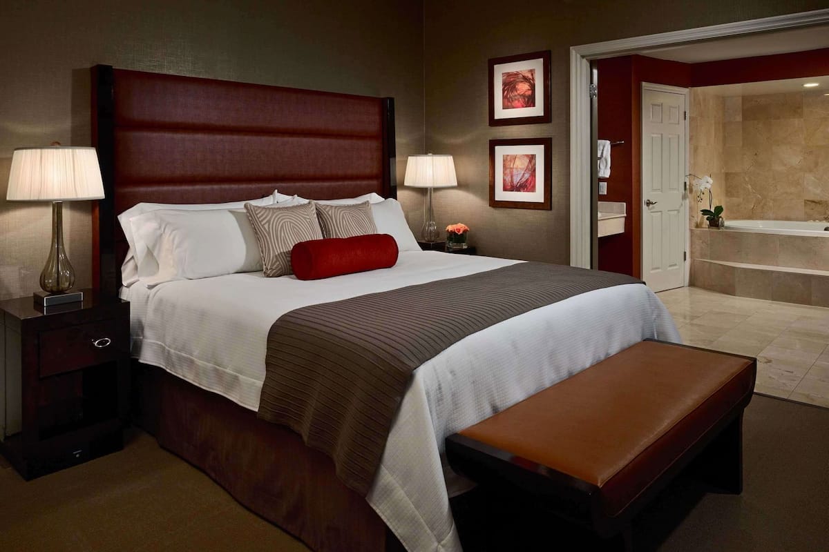 Premium bedding, in-room safe, desk, laptop workspace