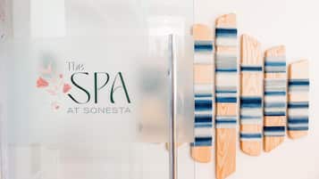 Ein Kühlschrank mit einem Spa-Aufkleber und Holzschneidebrettern.