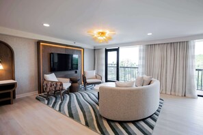 高档床上用品、客房内保险箱、办公桌、笔记本电脑工作区