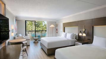 Luxe beddengoed, een kluis op de kamer, een bureau, een laptopwerkplek
