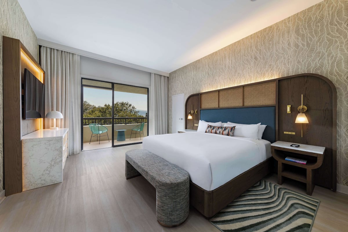 Grand Suite, 1 King Bed (Grand Oak) | Premium bedding, in-room safe, desk, laptop workspace