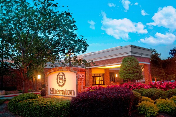 A hotel entrance with a sign reading "Sheraton" and the number 800.