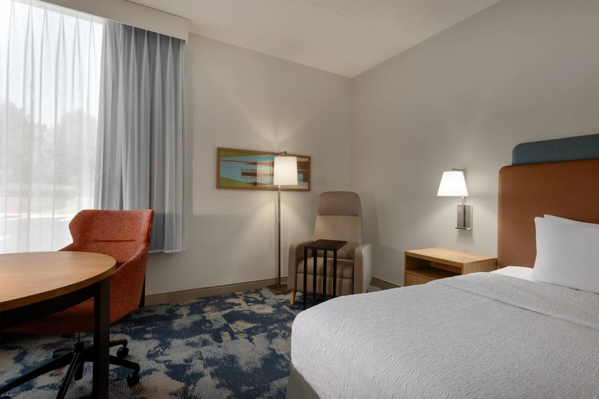 Quarto, 1 cama King, acessível, banheira (Mobility & Hearing) | Escrivaninha, ferros/tábuas de passar roupa, Wi-Fi de cortesia