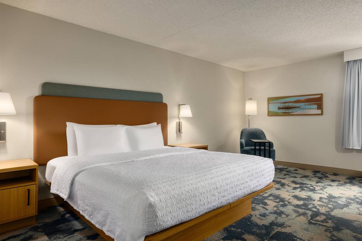 Quarto, 1 cama King, para não fumantes | Escrivaninha, ferros/tábuas de passar roupa, Wi-Fi de cortesia