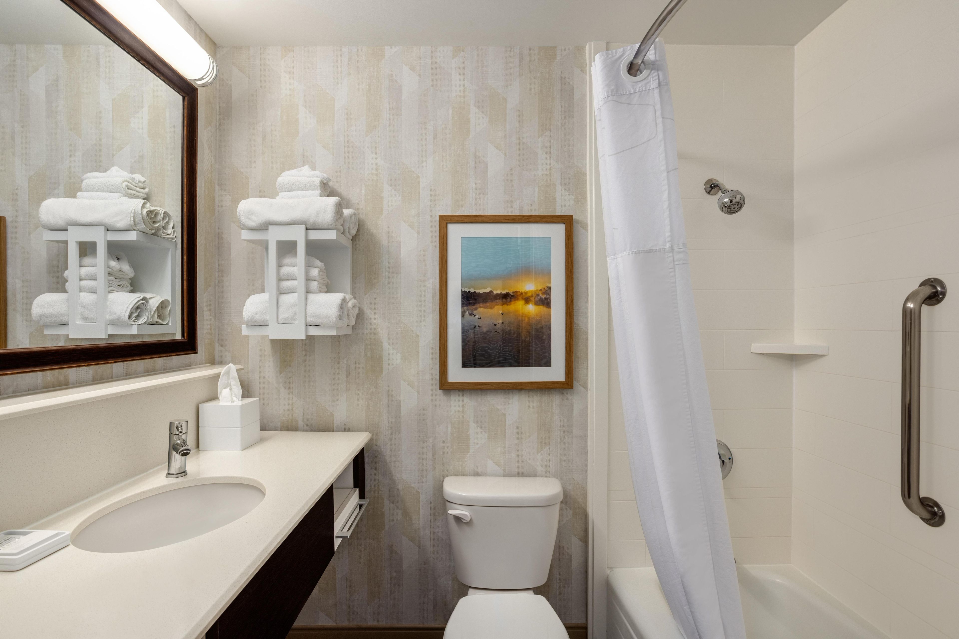 Un baño con lavabo, inodoro y ducha.