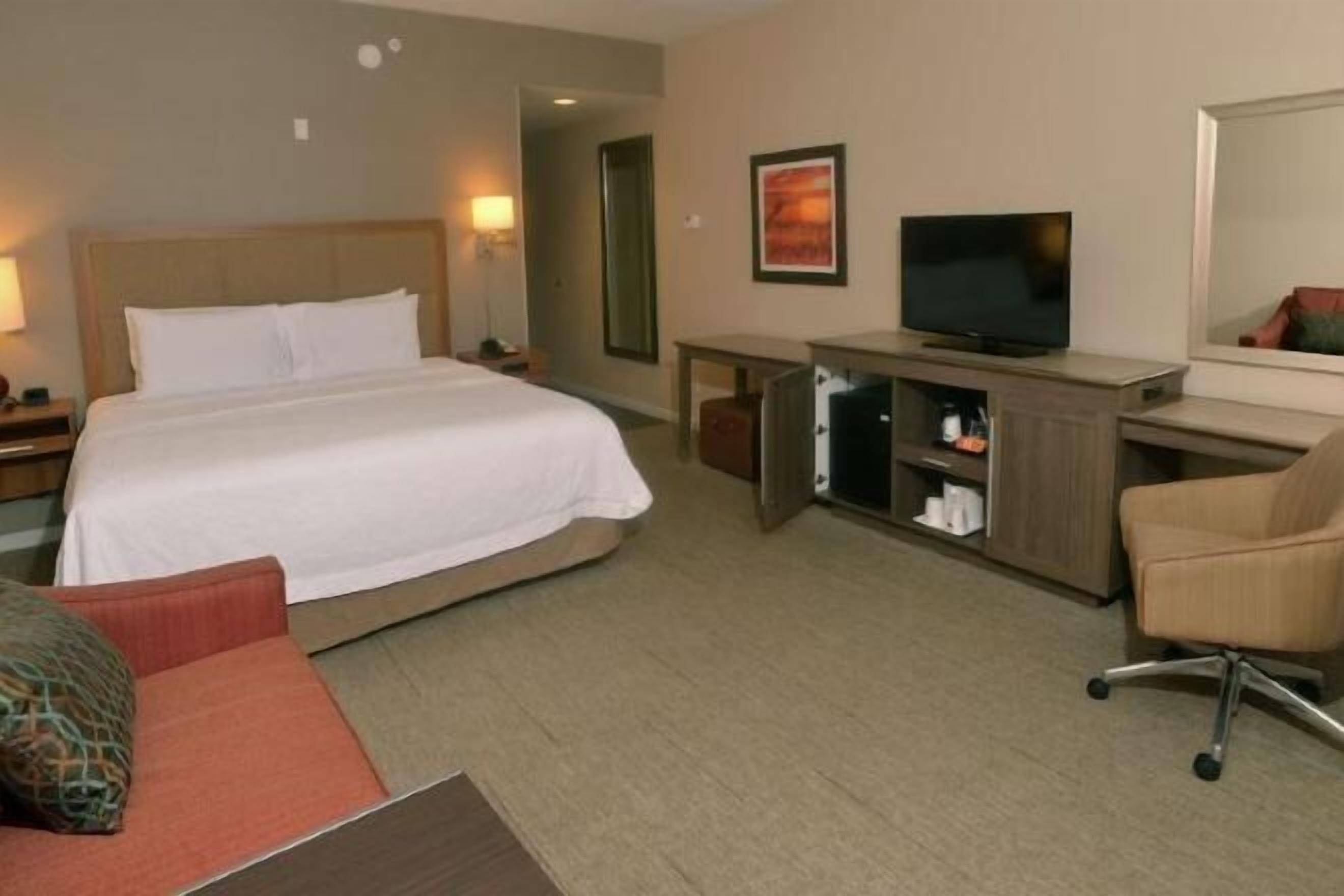 Escritorio, tabla de planchar con plancha, wifi gratis y ropa de cama 