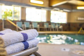 Indoor pool - Red Lion Inn & Suites Vancouver (Vancouver)