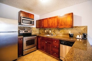 Executive Suite, 1 King Bed | Private kitchenette | Microwave, coffee/tea maker, eco-friendly cleaning products