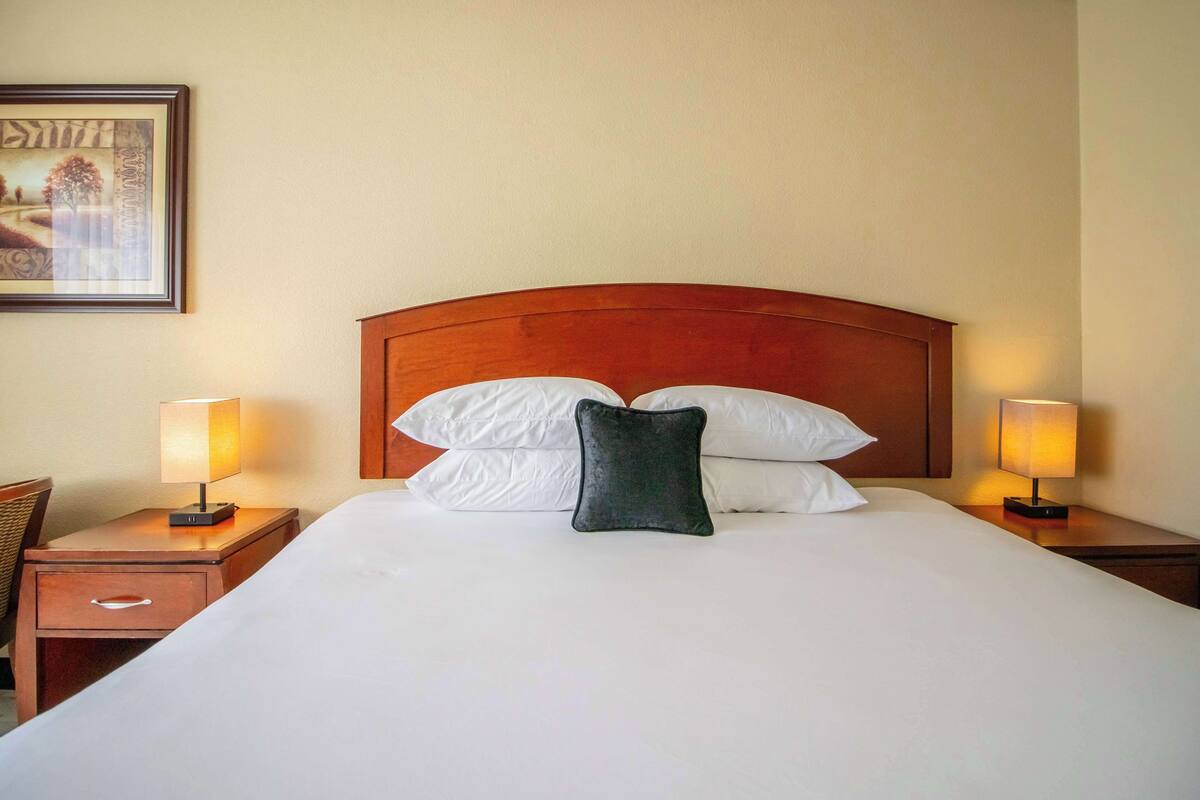 مكتب ومساحة عمل للكمبيوتر المحمول ومكواة/لوح كي وواي فاي مجانًا