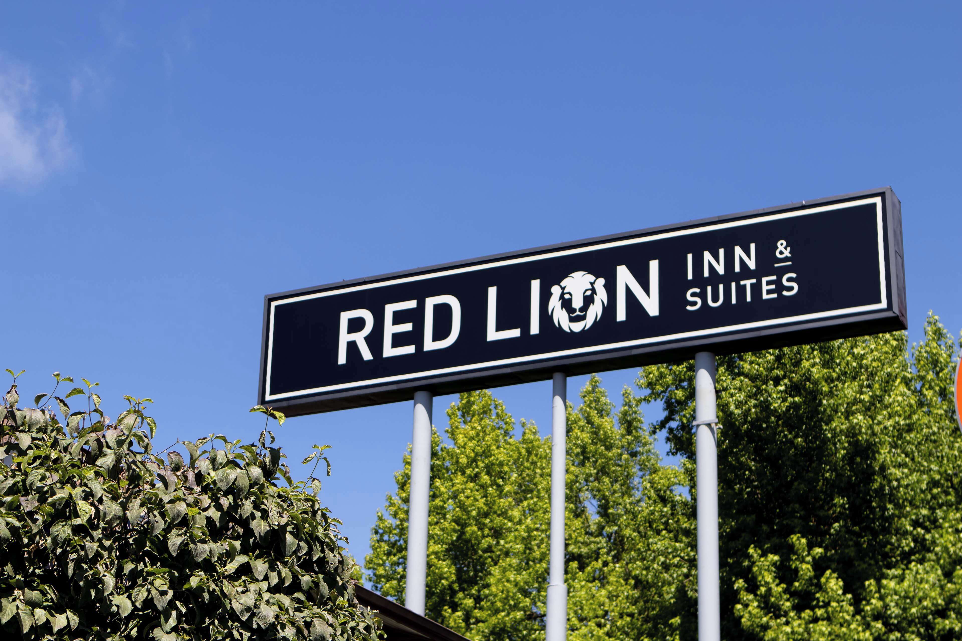 Placa para o Red Lion Inn & Suites.
