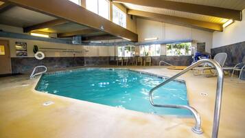 Una piscina cubierta