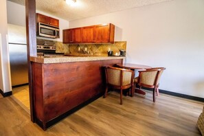 Suite executiva, 1 llit de matrimoni gran | Cuina bàsica privada | Microones i cafetera i tetera 