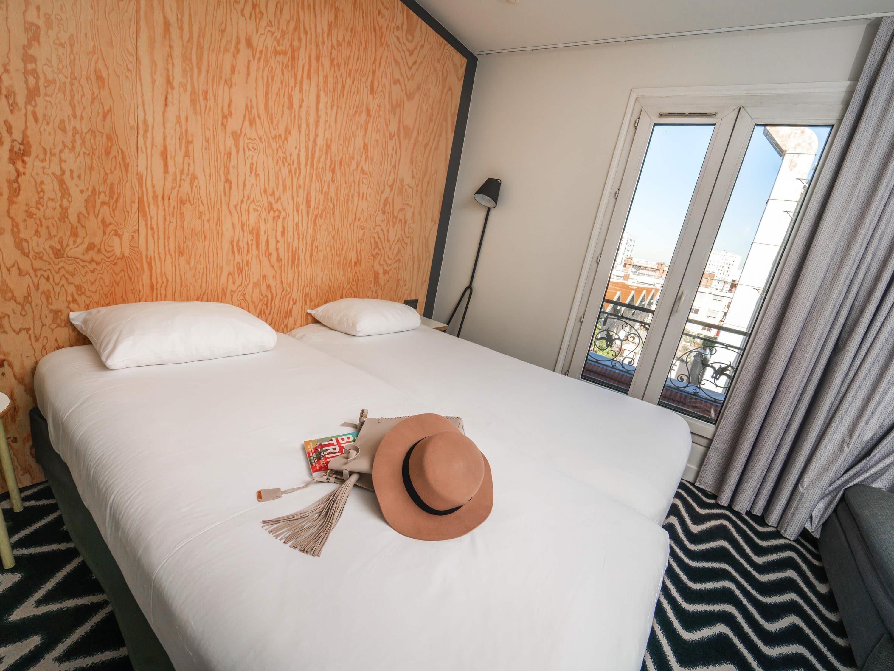 Chambre Standard avec lits jumeaux, 2 lits une place | Literie de qualité supérieure, coffres-forts dans les chambres, bureau