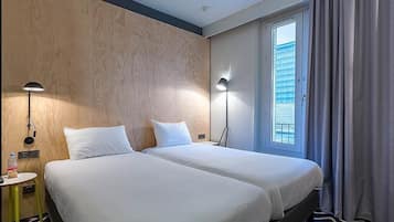 Standard-Zweibettzimmer, 2 Einzelbetten | Hochwertige Bettwaren, Zimmersafe, Schreibtisch, Verdunkelungsvorhänge
