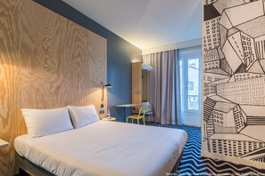 Habitación estándar doble, 1 cama doble | Ropa de cama de alta calidad, caja fuerte, escritorio y cortinas opacas