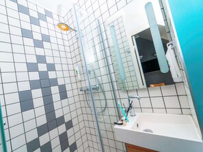Suite Standard, Plusieurs lits | Salle de bain | Douche, douche cascade, articles de toilette écologiques