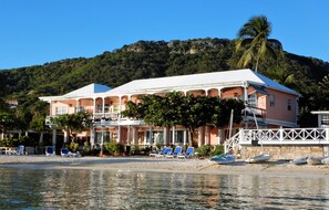 Private beach, sun-loungers, beach towels, beach massages - Catamaran Hotel Marina (Falmouth Harbour)