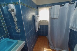 Cottage, 1 grand lit et 1 canapé-lit, balcon, vue plage (Admiral's) | Salle de bain