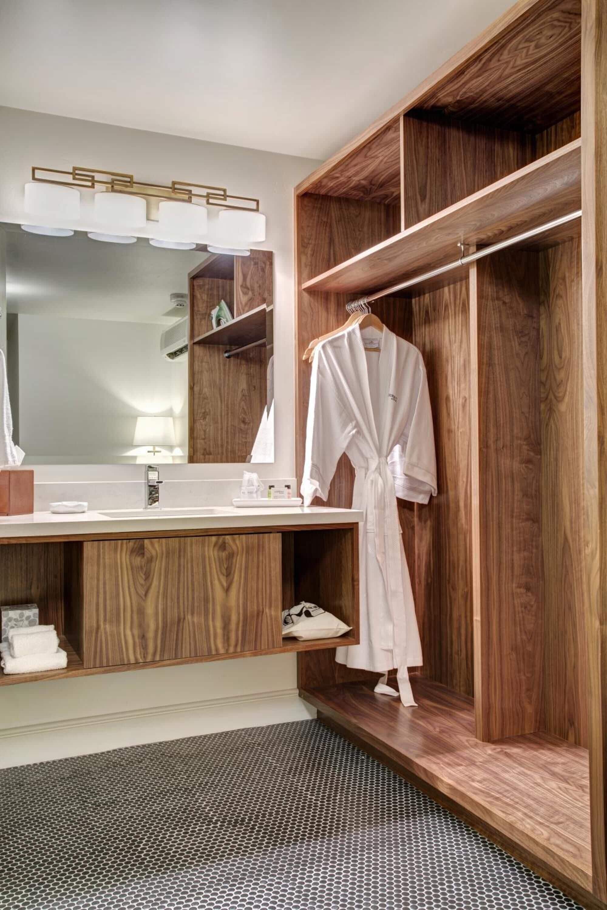 Vòi sen/bồn tắm kết hợp, đồ dùng nhà tắm miễn phí, máy sấy tóc 