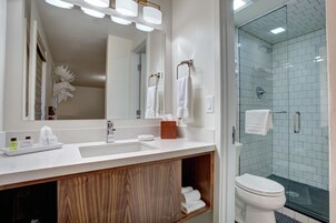 Bañera con ducha, artículos de tocador gratuitos, secador de pelo, batas