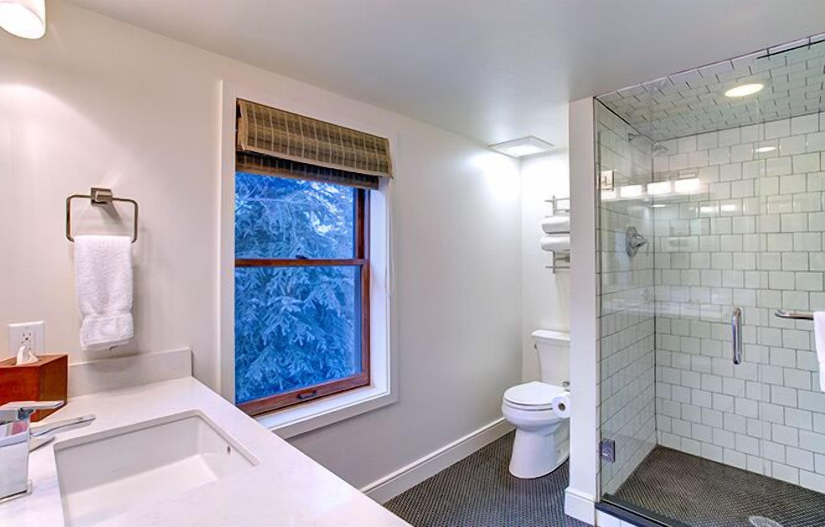 combined shower/bathtub, free toiletries, hair dryer, bathrobes