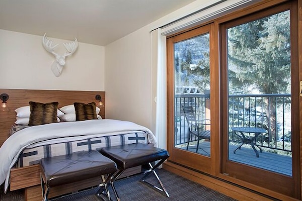 Biancheria da letto di alta qualità, una scrivania, ferro/asse da stiro