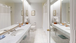 Tina con regadera, amenidades de baño de diseñador, secadora de cabello