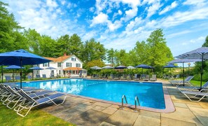 Outdoor pool - Avon Old Farms Hotel (Avon)