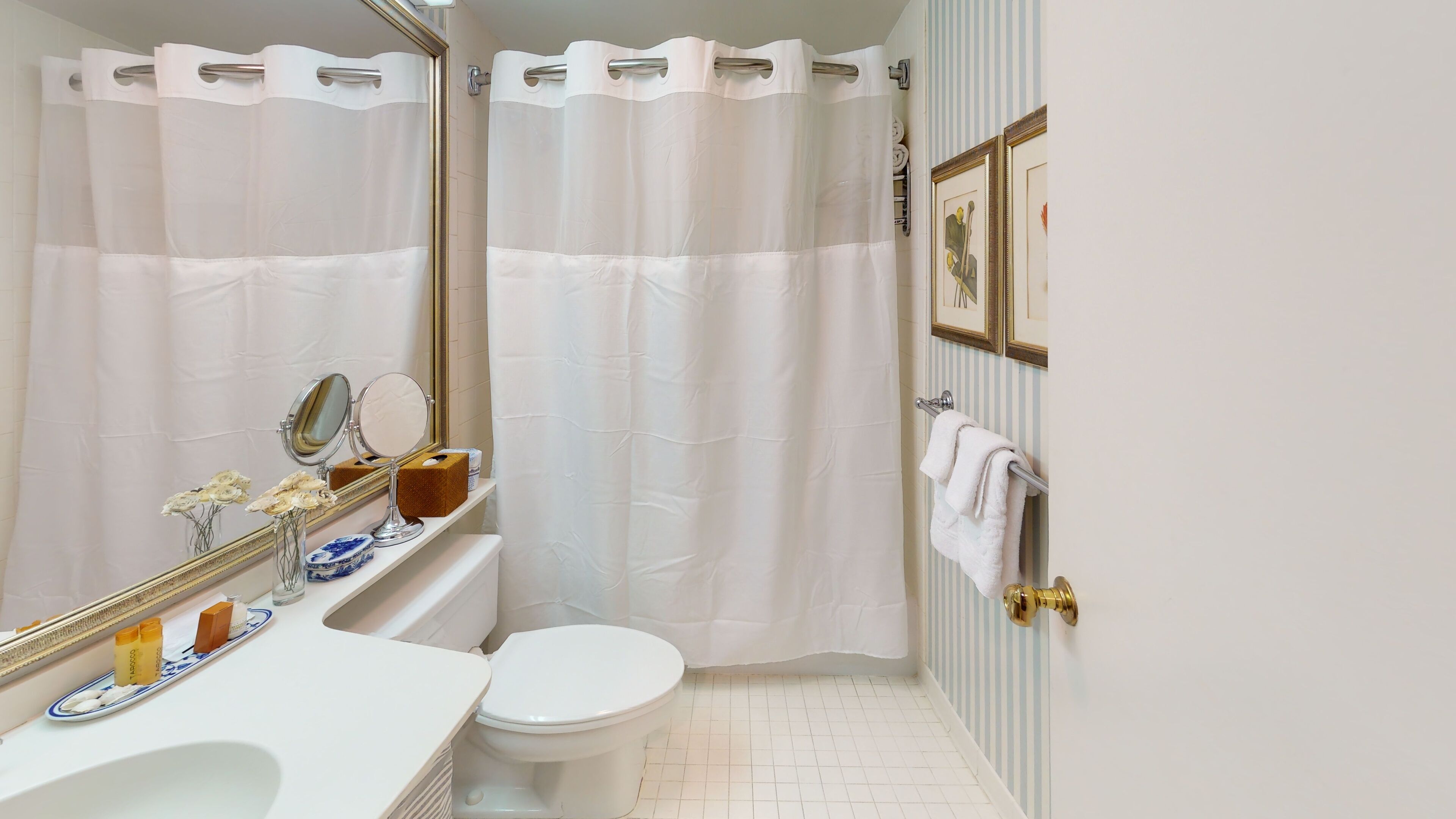 double room | bathroom | combined shower/bathtub, designer toiletries, hair dryer, towels