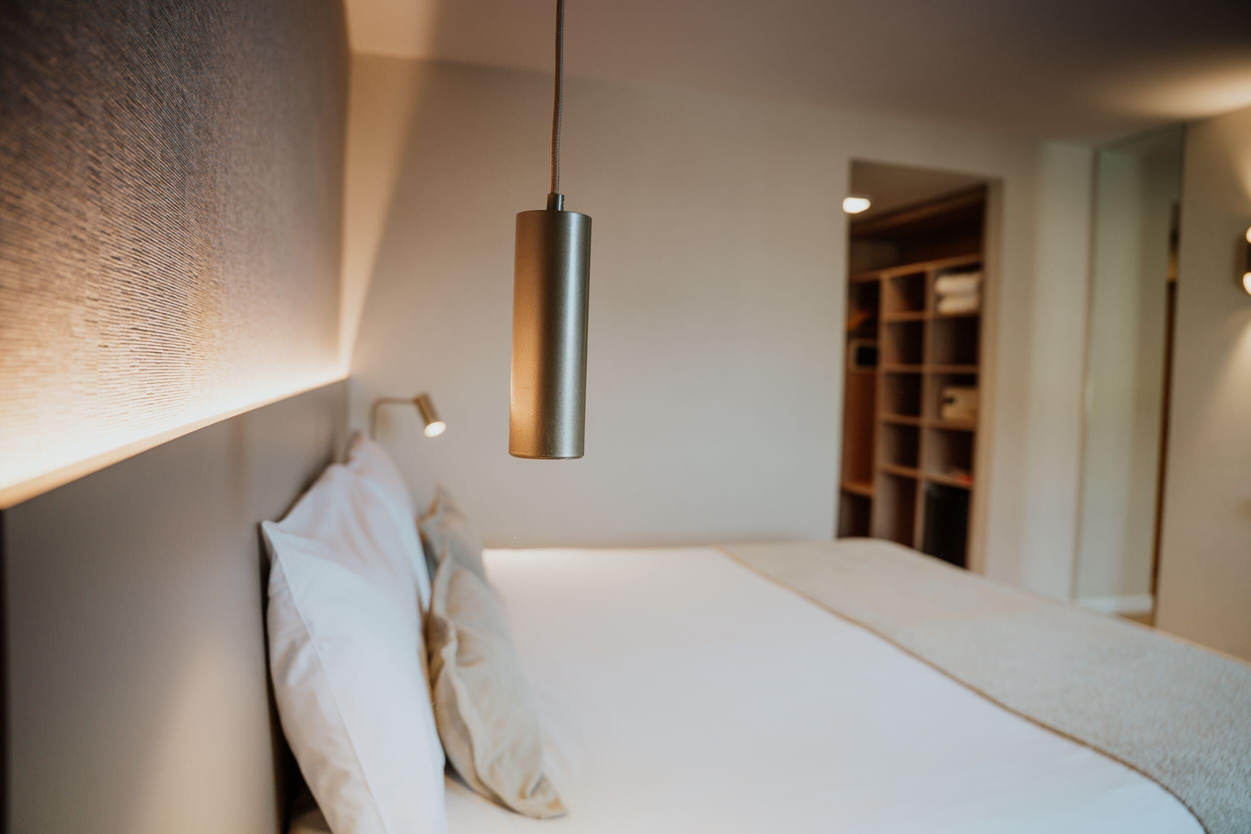 高档床上用品、迷你吧、客房内保险箱、办公桌