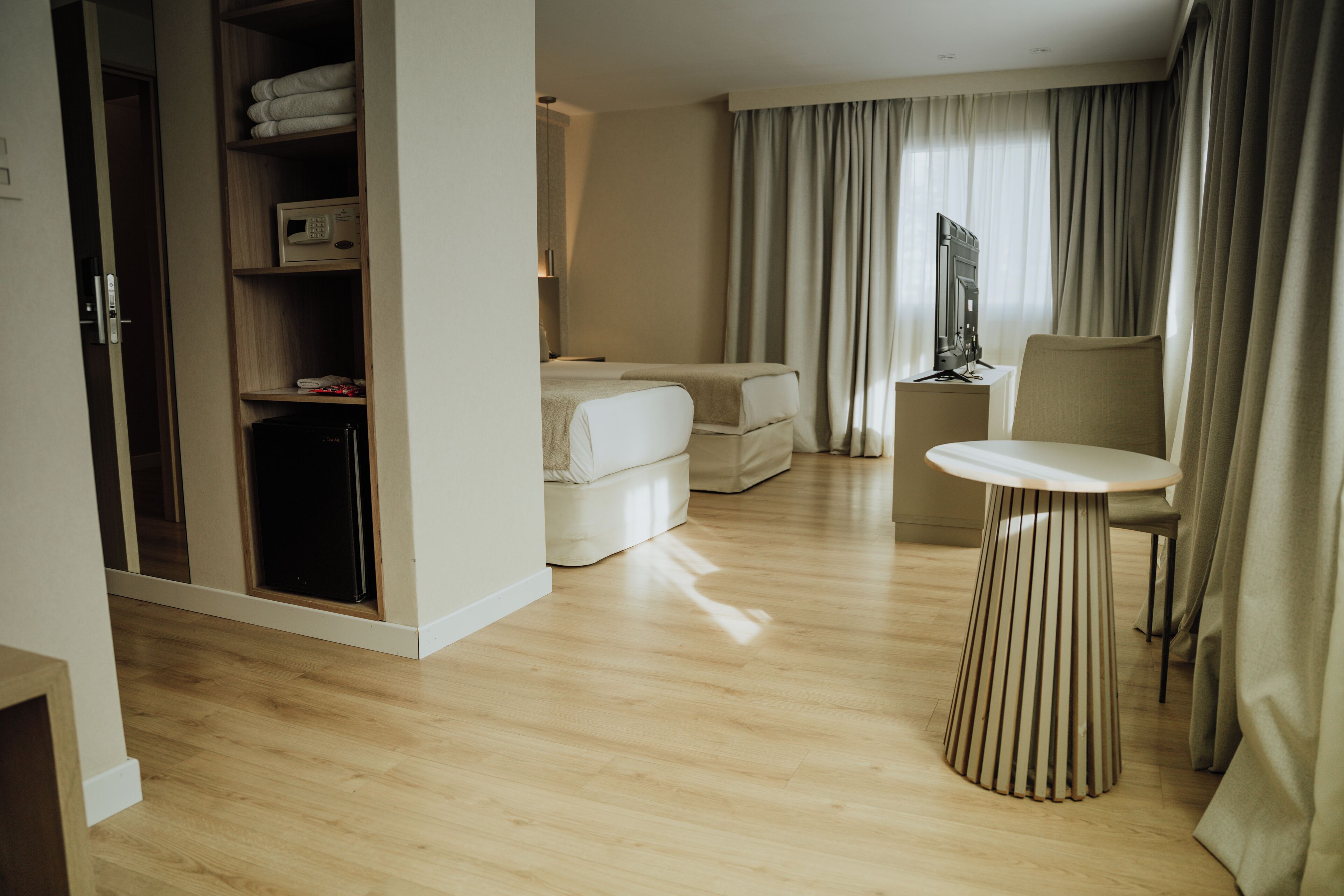 标准三人房 | 高档床上用品、迷你吧、客房内保险箱、办公桌