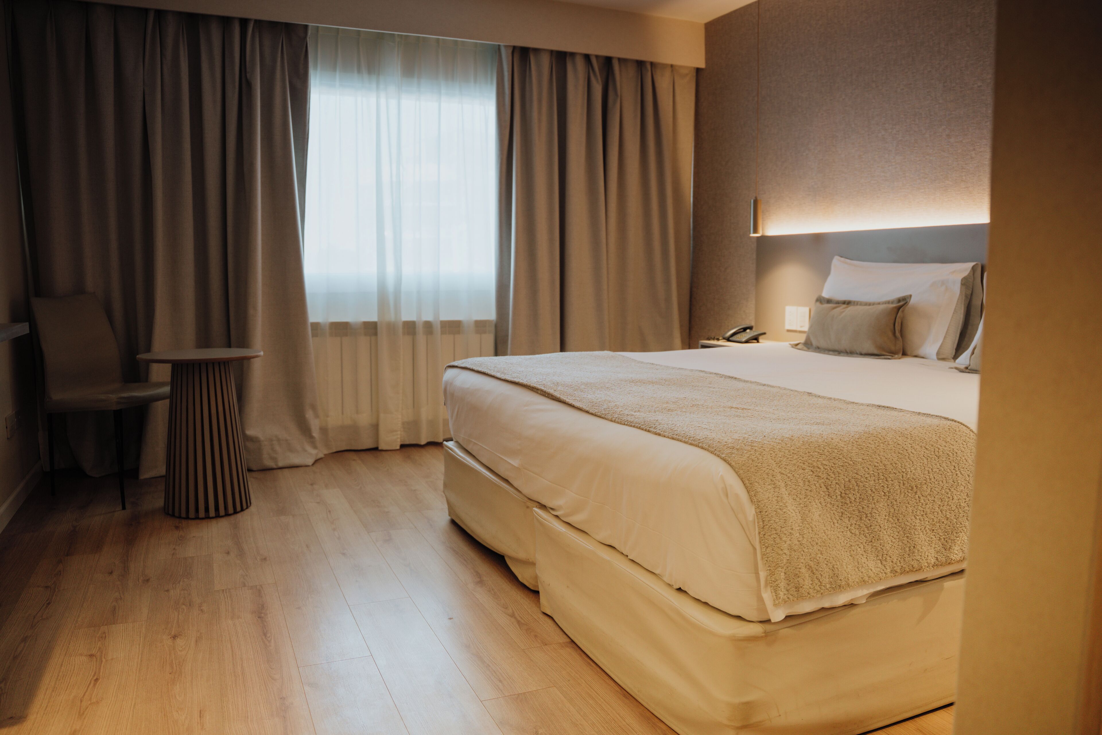 小型套房 | 高档床上用品、迷你吧、客房内保险箱、办公桌